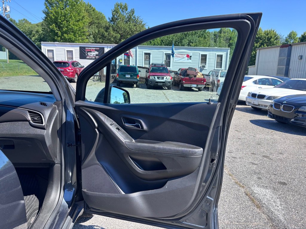 Used 2019 Chevrolet Trax LT w/ Driver Confidence Package AWD/4WD image 25