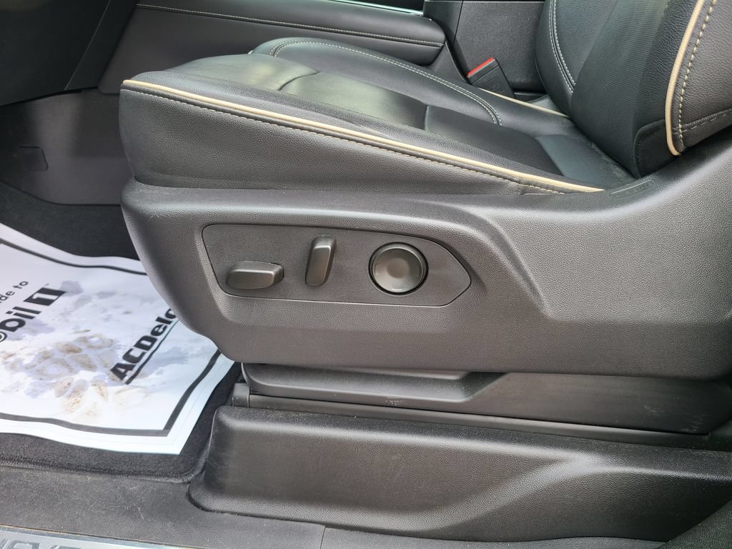 Used 2025 Chevrolet Tahoe Premier AWD/4WD image 21
