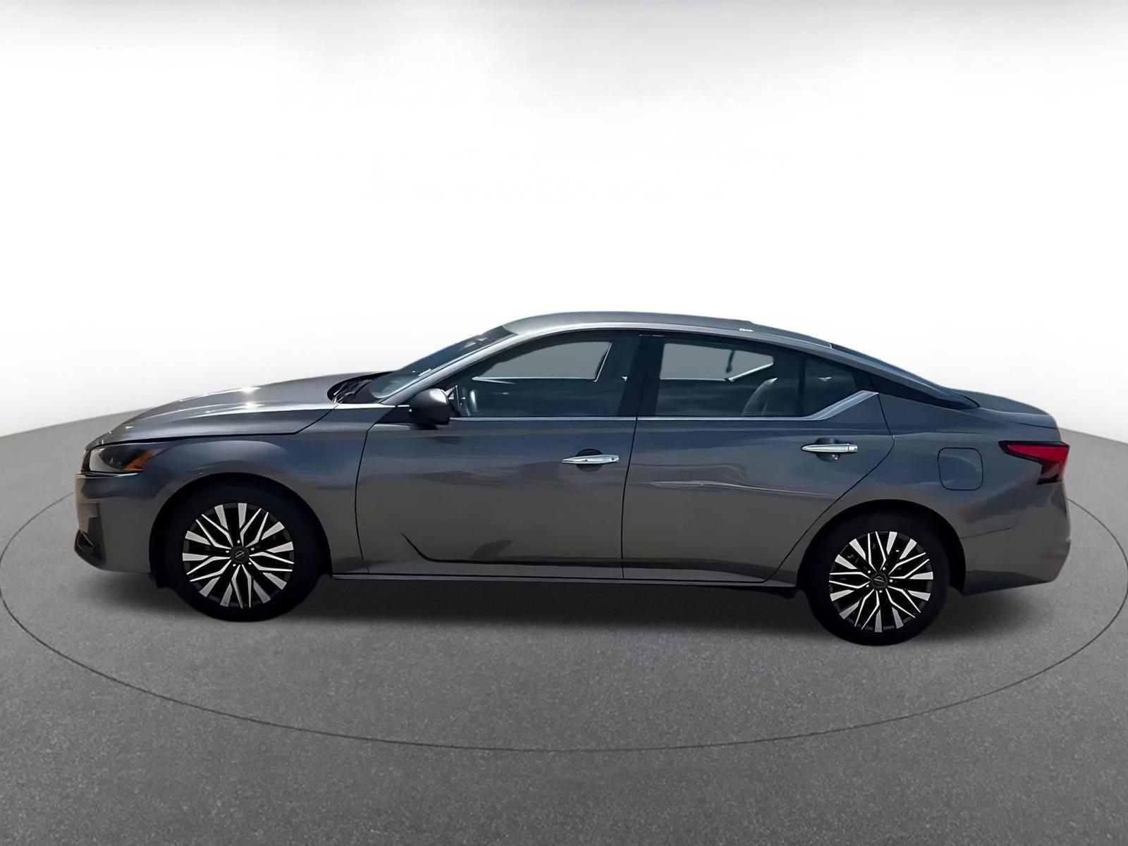 Used 2025 Nissan Altima 2.5 SV FWD image 9