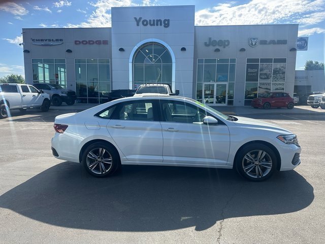 Used 2022 Volkswagen Jetta SE image 2