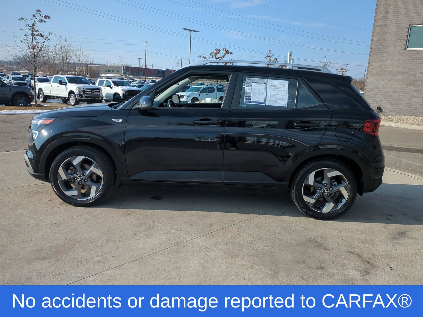 Used 2023 Hyundai Venue SEL image 3