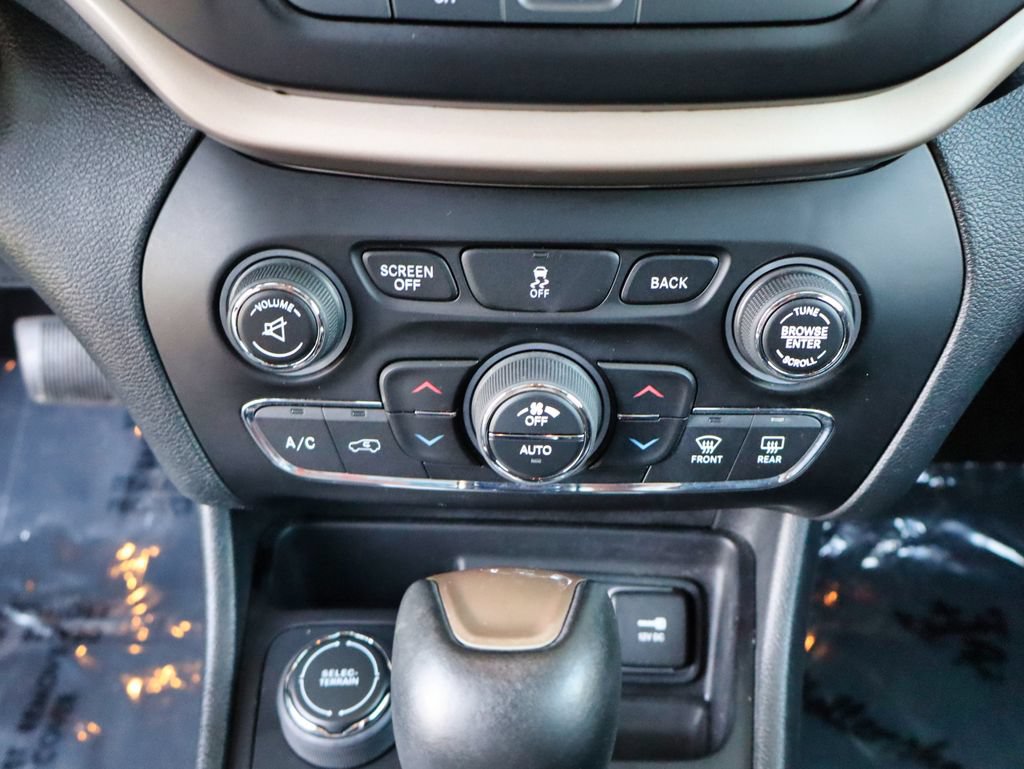 Used 2018 Jeep Cherokee Limited AWD/4WD image 27