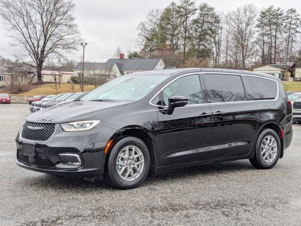 New 2025 Chrysler Pacifica Select image 2