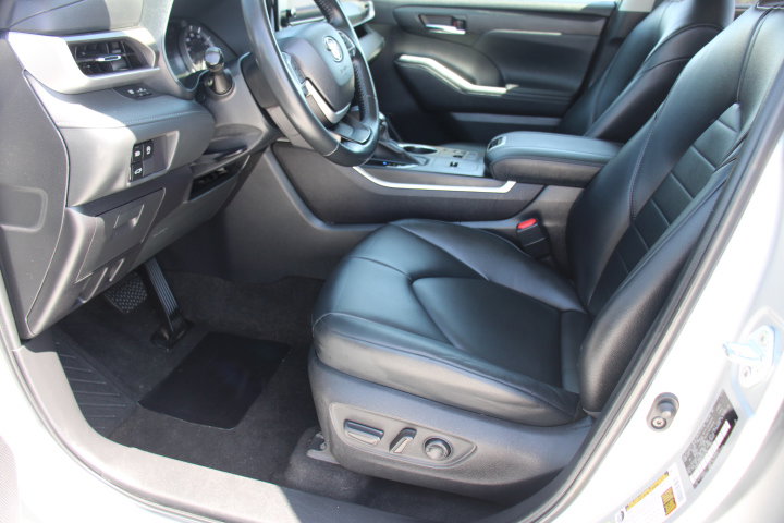 Used 2023 Toyota Highlander XLE FWD image 11