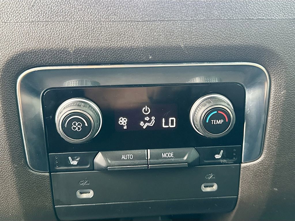 Used 2022 Chevrolet Suburban LT w/ Luxury Package image 26