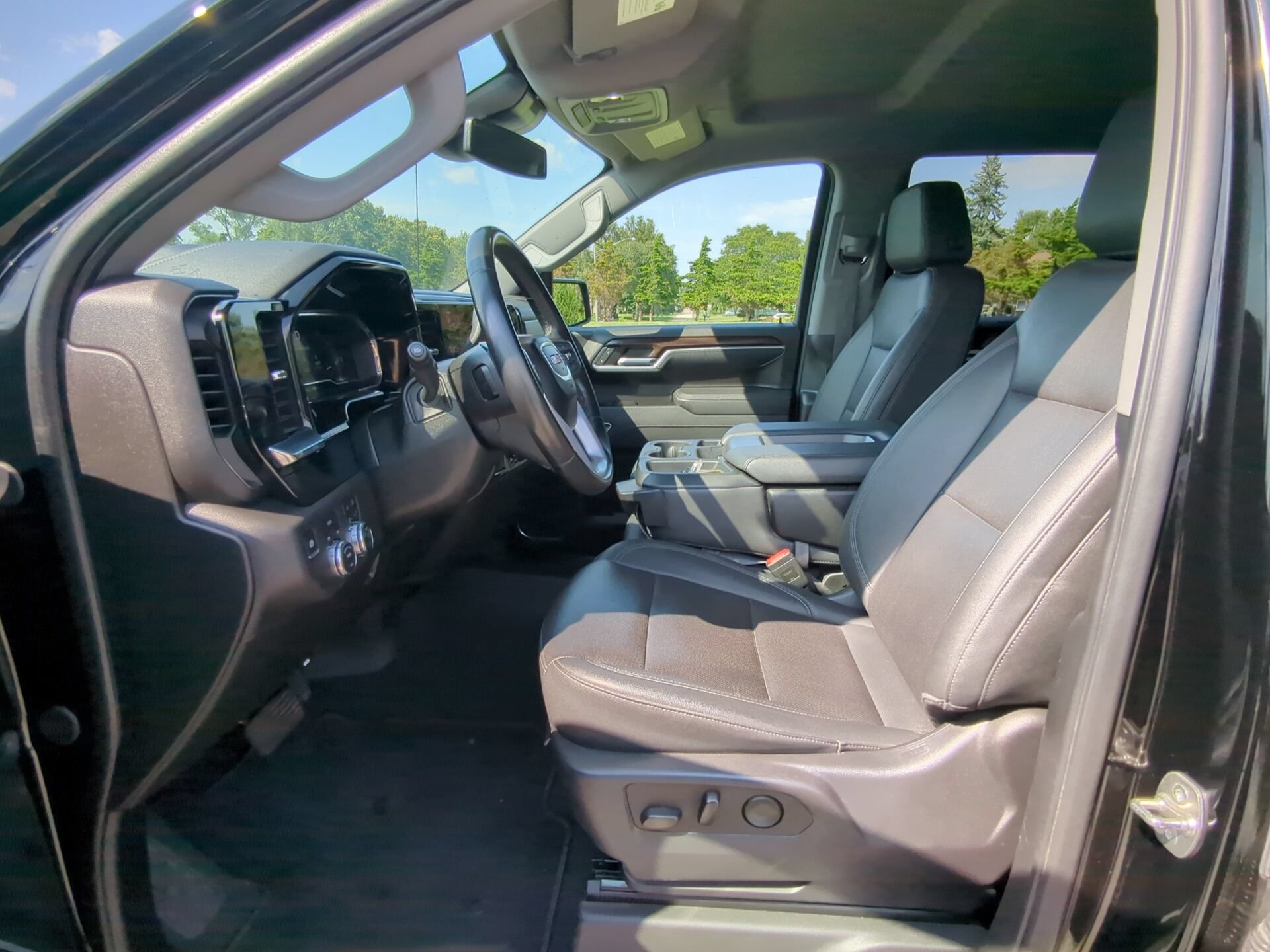 Used 2025 GMC Sierra 1500 SLT AWD/4WD image 15