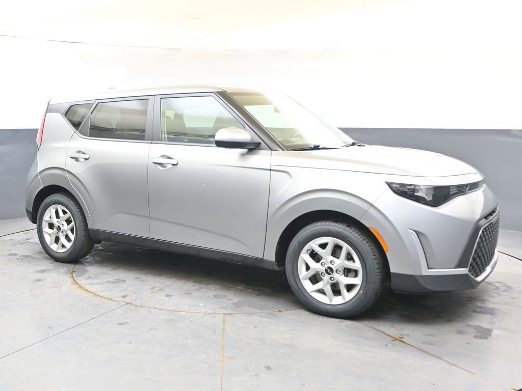 Used 2025 Kia Soul LX w/ LX Technology Package FWD image 7