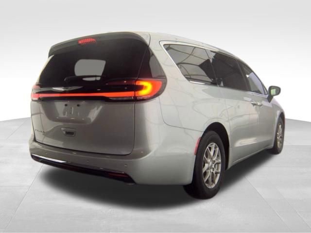 Used 2023 Chrysler Pacifica Touring-L FWD image 6