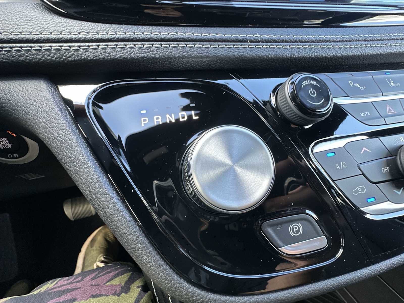 New 2025 Chrysler Pacifica Limited w/ Uconnect Theater Family Group image 20