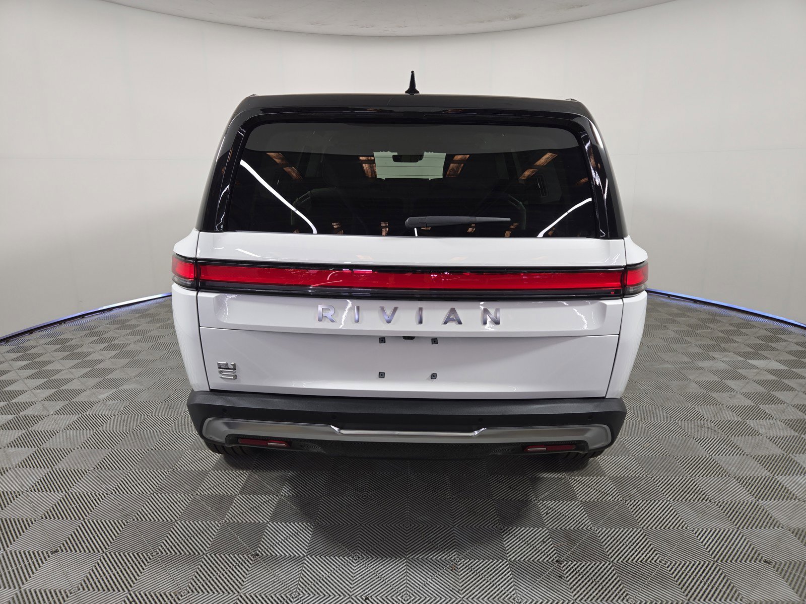 Used 2024 Rivian R1S Adventure image 4