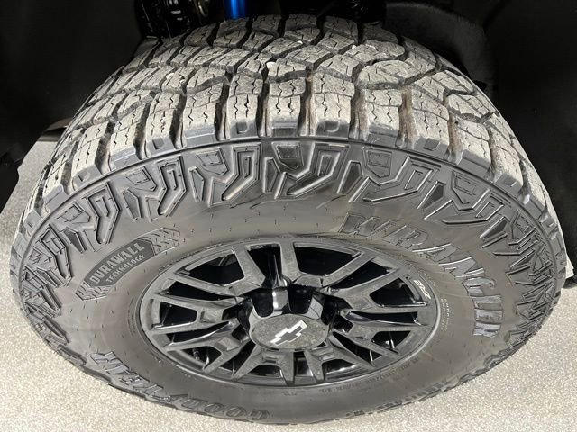 Used 2024 Chevrolet Silverado 2500 ZR2 w/ Technology Package image 16