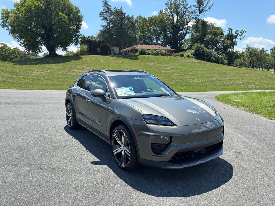 New 2026 Porsche Macan 4S Electric AWD/4WD image 9