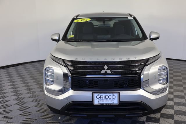 Used 2025 Mitsubishi Outlander ES image 3