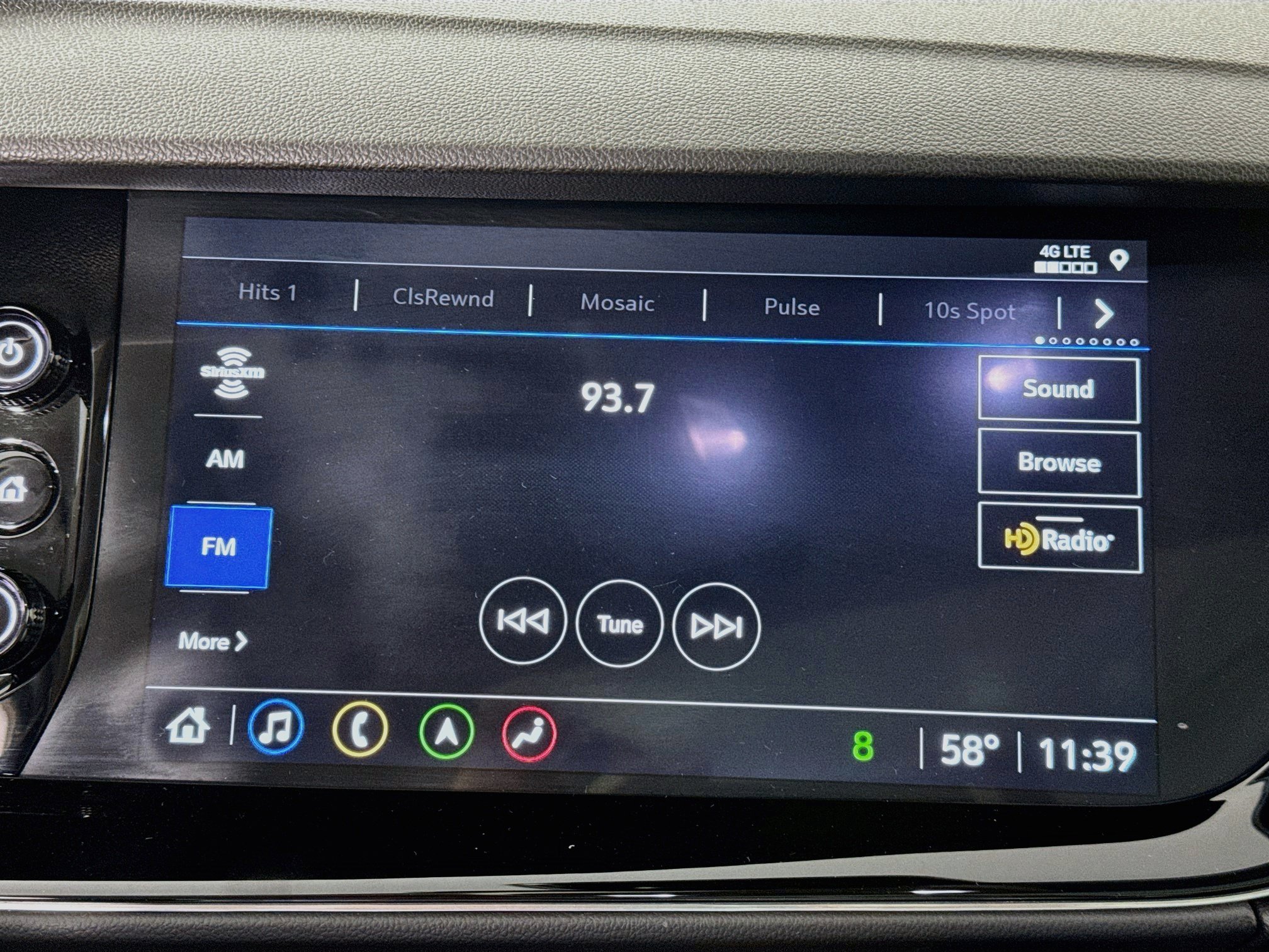 Used 2022 Buick Envision Avenir w/ Technology Package II AWD/4WD image 15