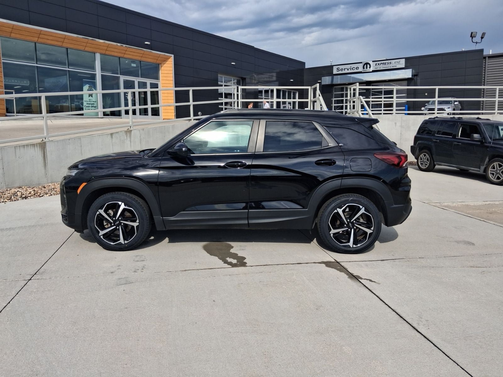 Used 2022 Chevrolet TrailBlazer RS w/ Technology Package FWD image 2