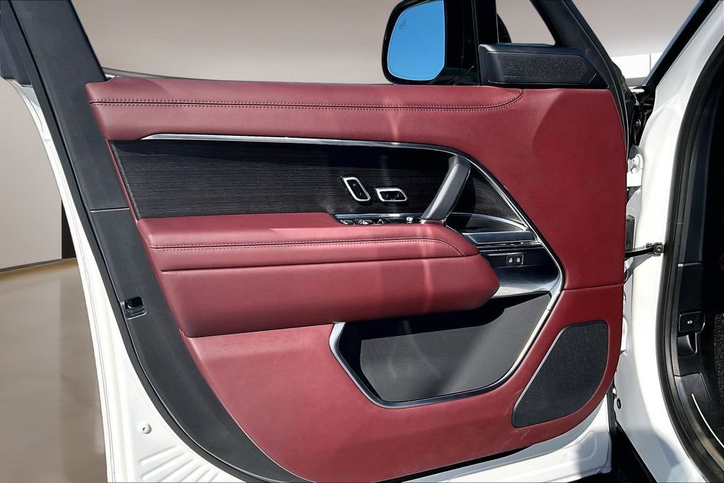 Used 2025 Land Rover Range Rover SE image 19