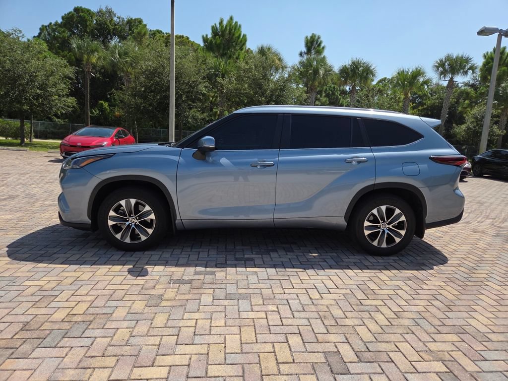 Used 2024 Toyota Highlander XLE FWD image 8