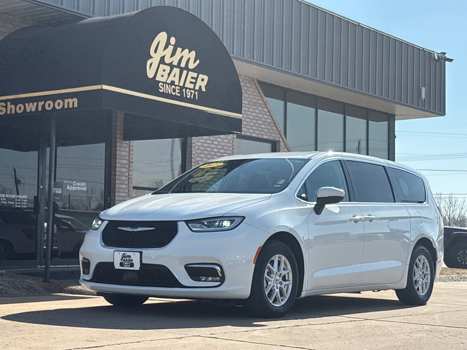 Used 2023 Chrysler Pacifica Touring-L image 1