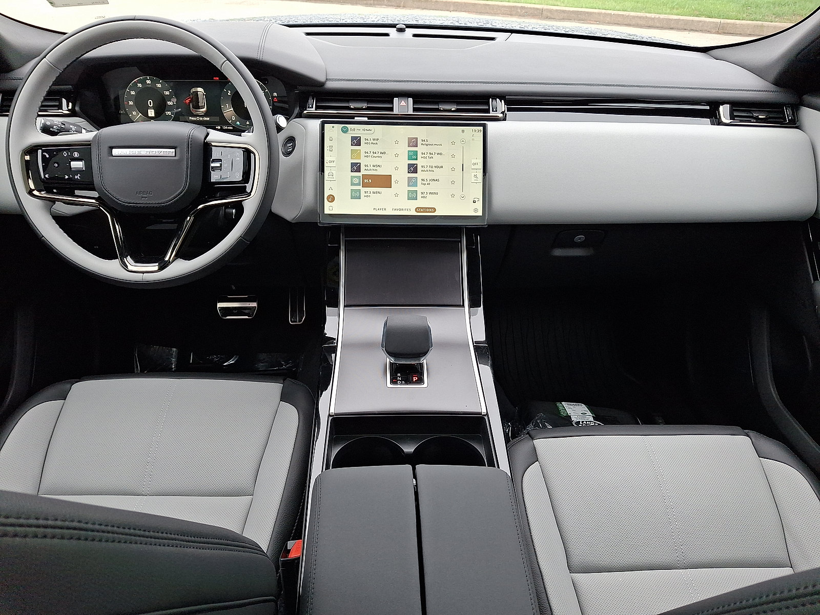 New 2026 Land Rover Range Rover Velar Dynamic SE AWD/4WD image 13