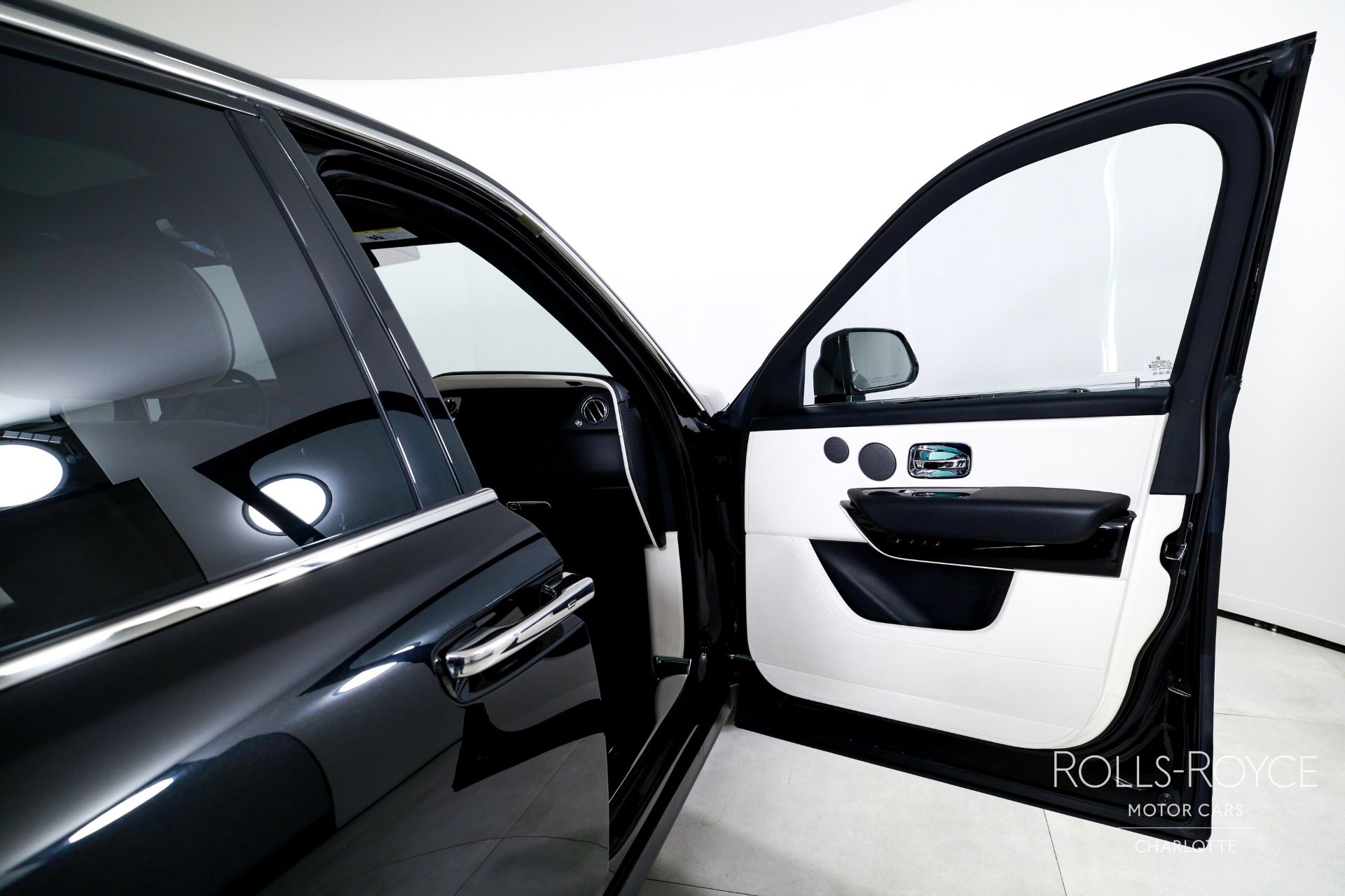 Used 2022 Rolls-Royce Cullinan image 31