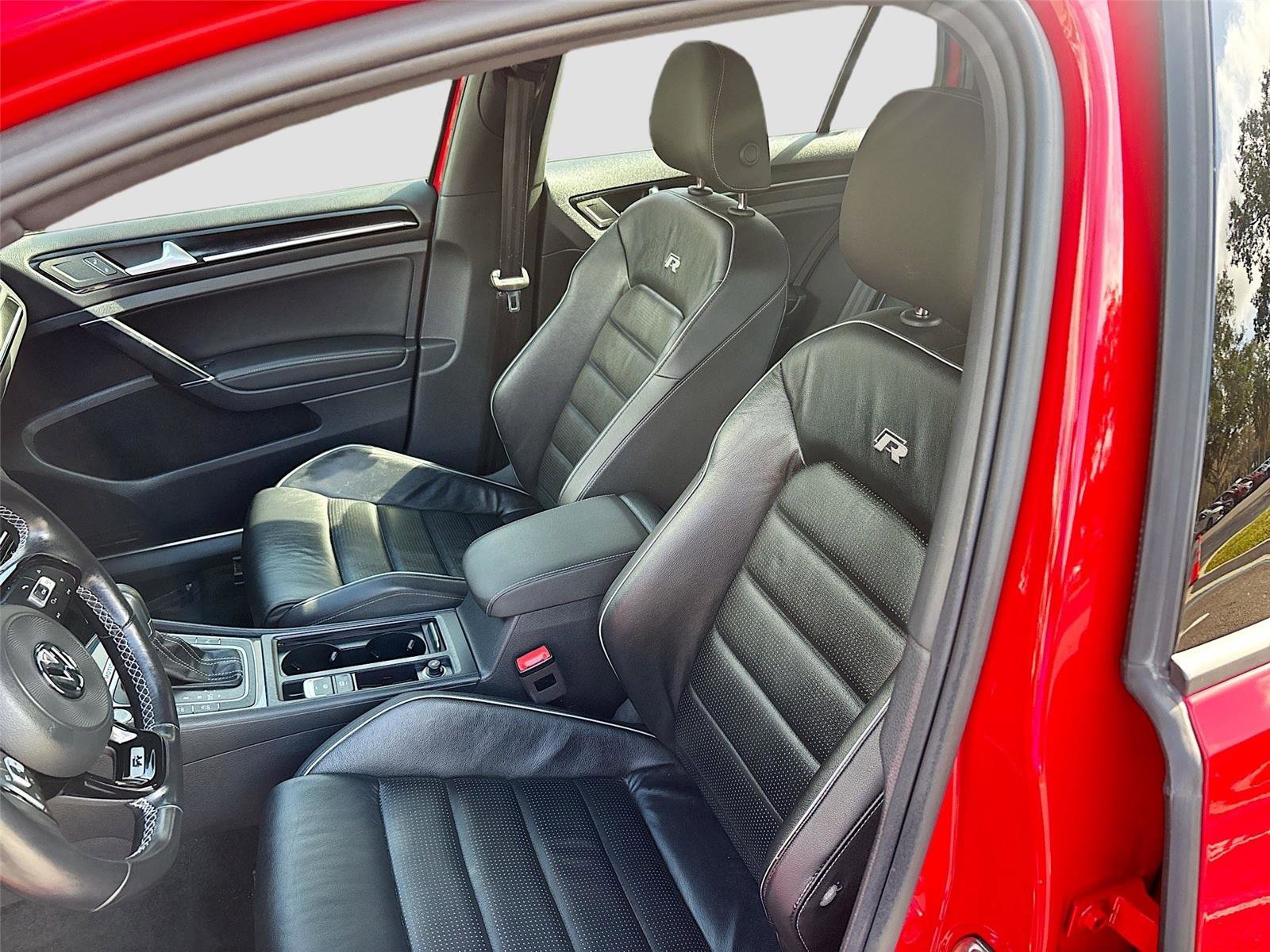 Used 2018 Volkswagen Golf 4-Door image 23