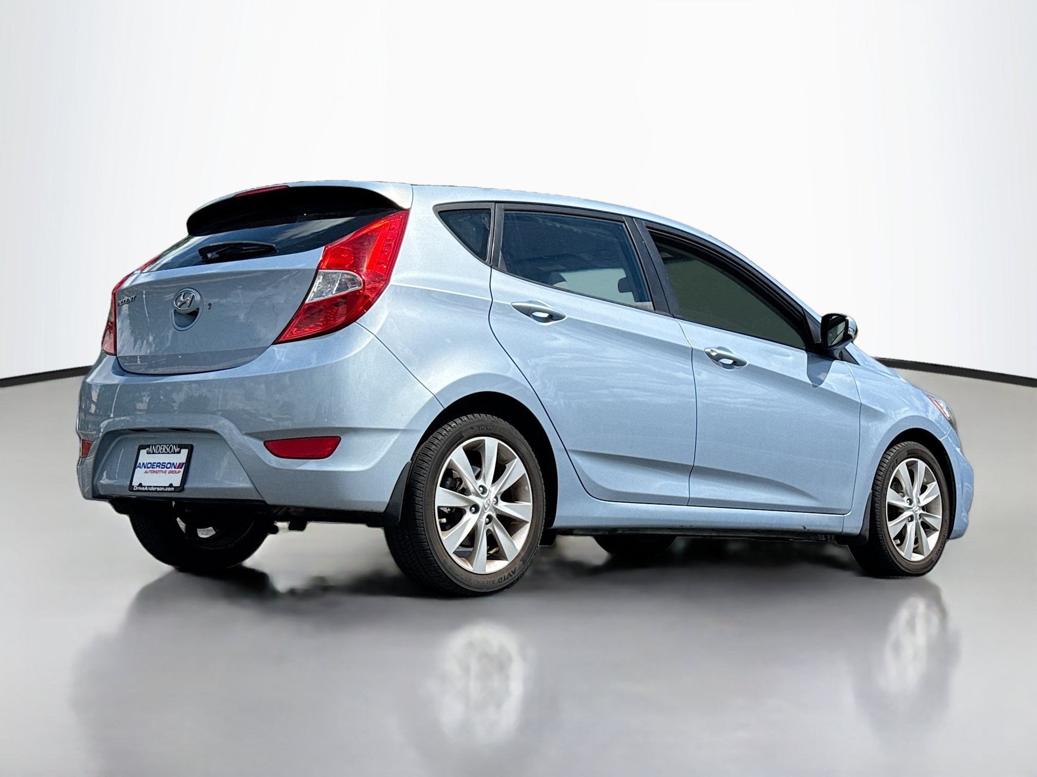 Used 2013 Hyundai Accent SE FWD image 2