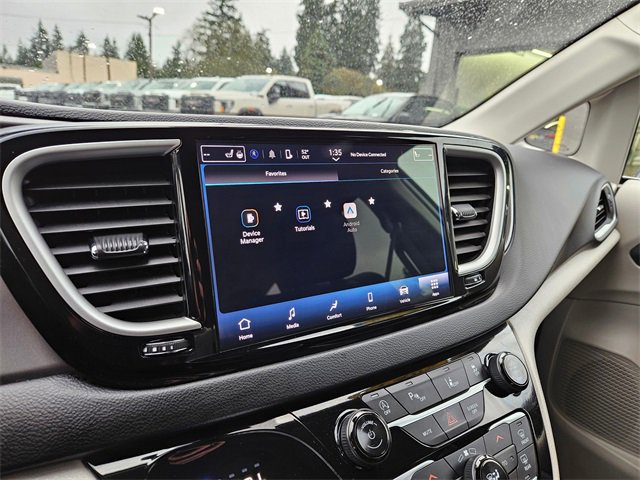 Used 2024 Chrysler Pacifica Touring-L image 21