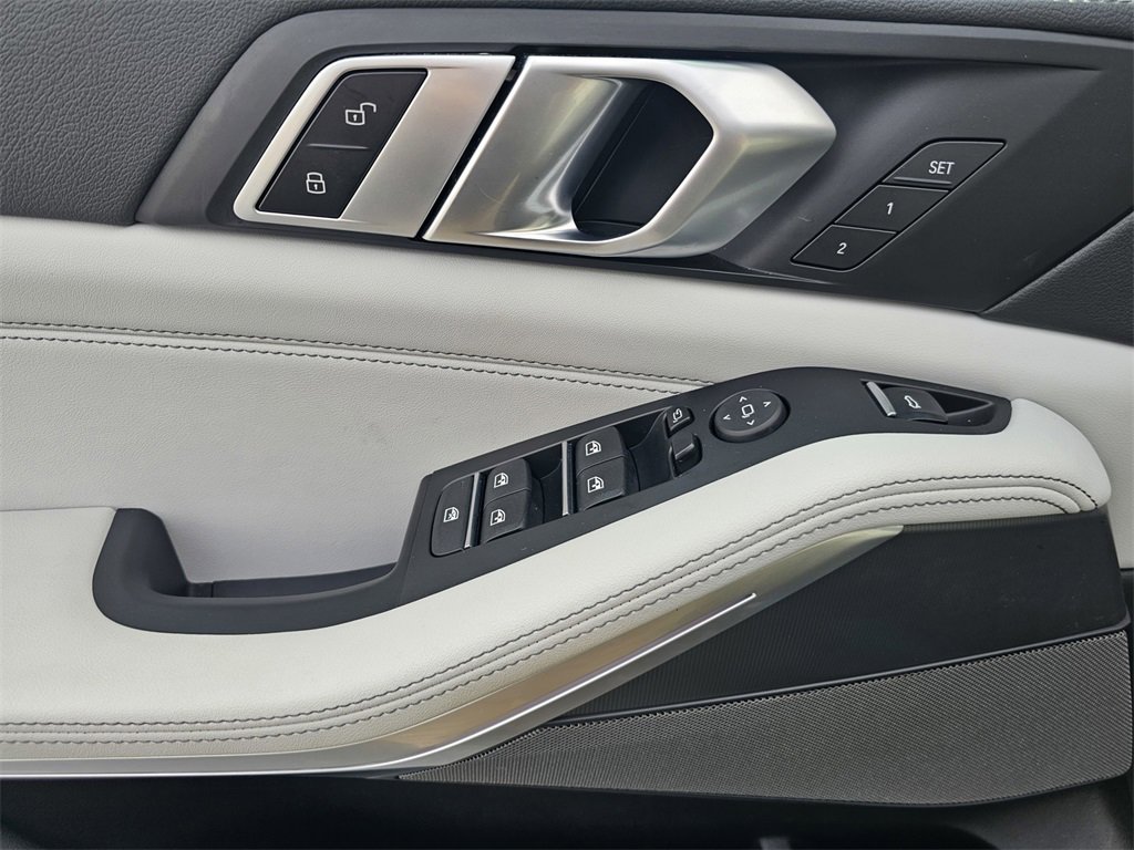 Used 2023 BMW X5 xDrive40i w/ M Sport Package image 16