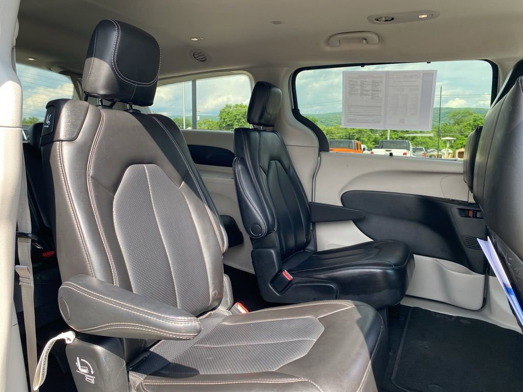 Used 2023 Chrysler Pacifica Touring-L image 11