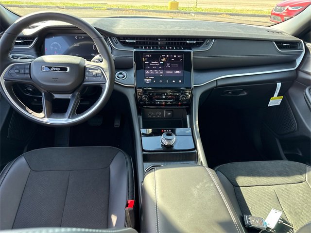 New 2025 Jeep Grand Cherokee Altitude image 10