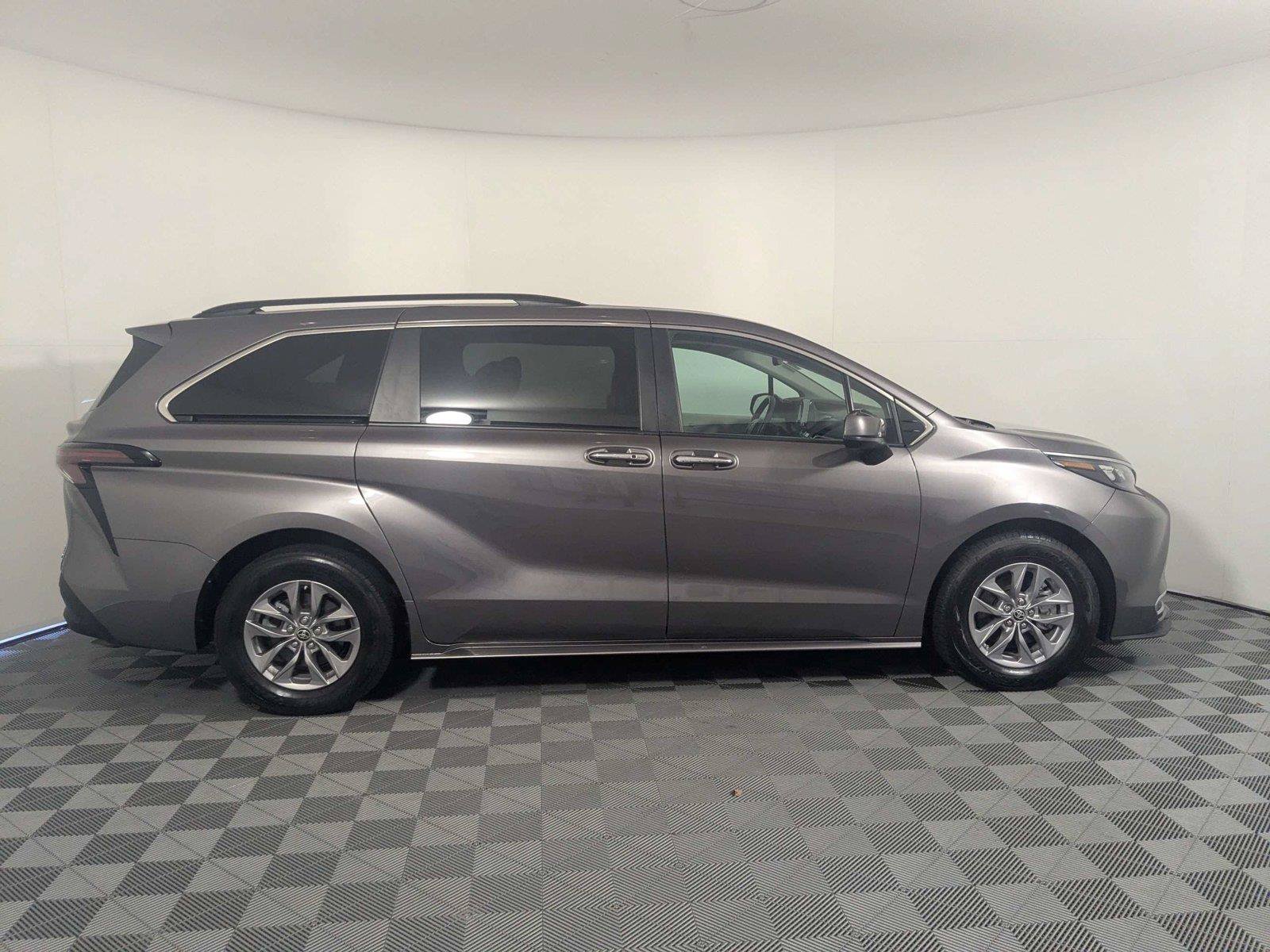 Certified 2024 Toyota Sienna XLE FWD image 4