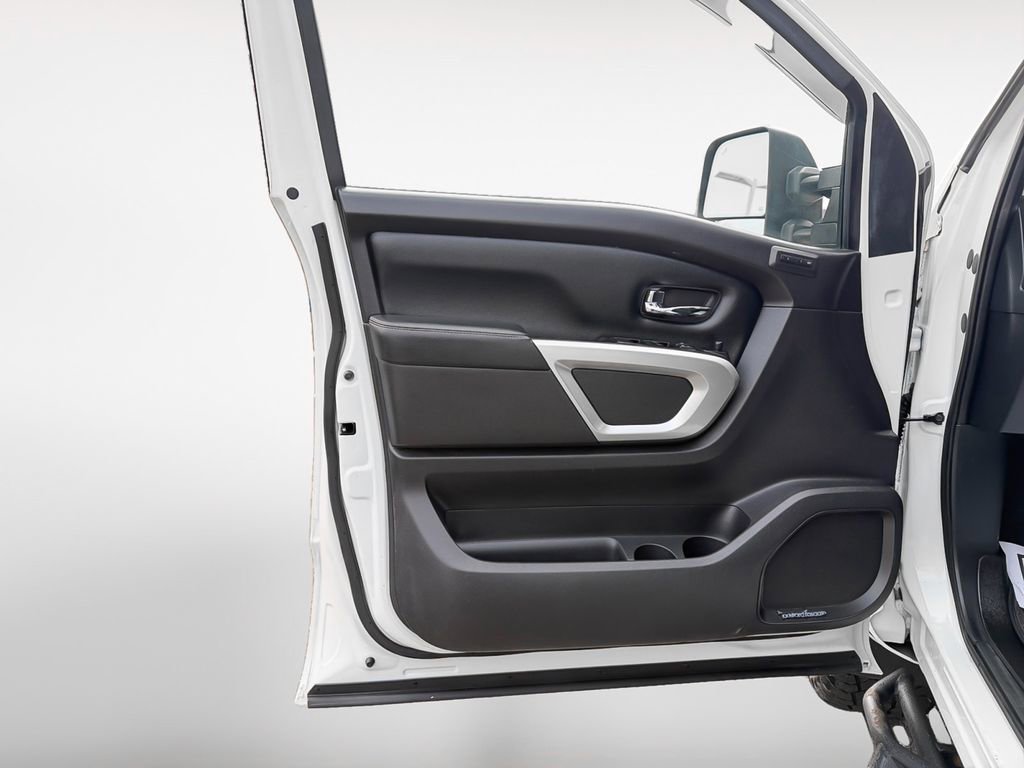 Used 2018 Nissan Titan PRO-4X w/ Pro-4x Convenience Package image 14