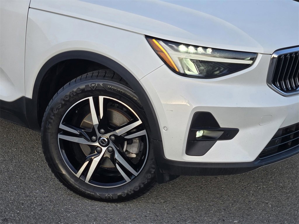 Used 2023 Volvo XC40 B5 Plus image 9