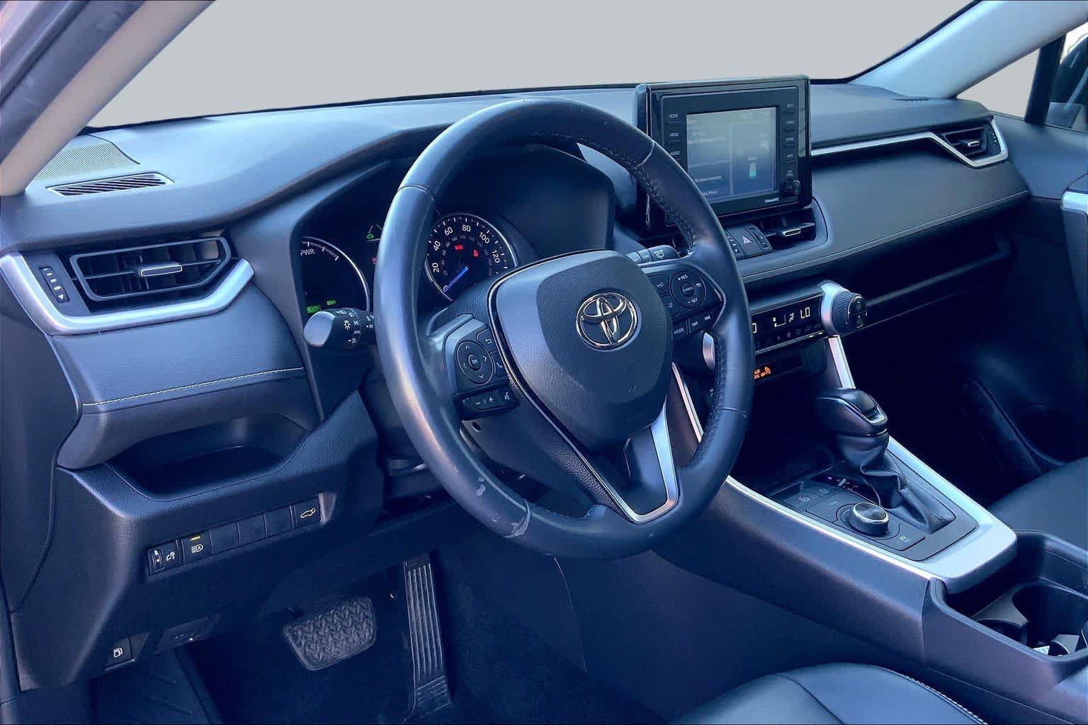 Used 2021 Toyota RAV4 XLE Premium AWD/4WD image 17