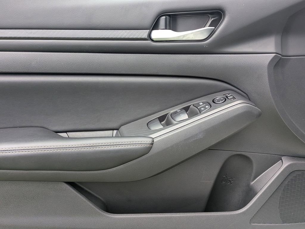 Used 2025 Nissan Altima 2.5 SV FWD image 11