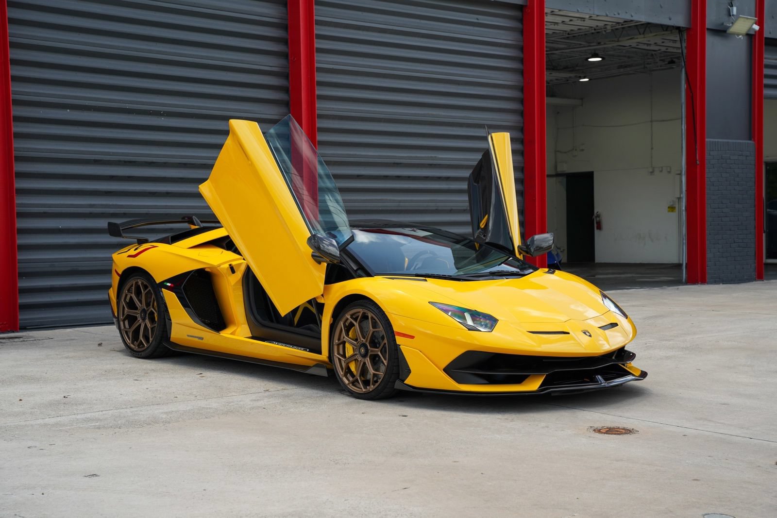 Used 2021 Lamborghini Aventador SVJ AWD/4WD image 3