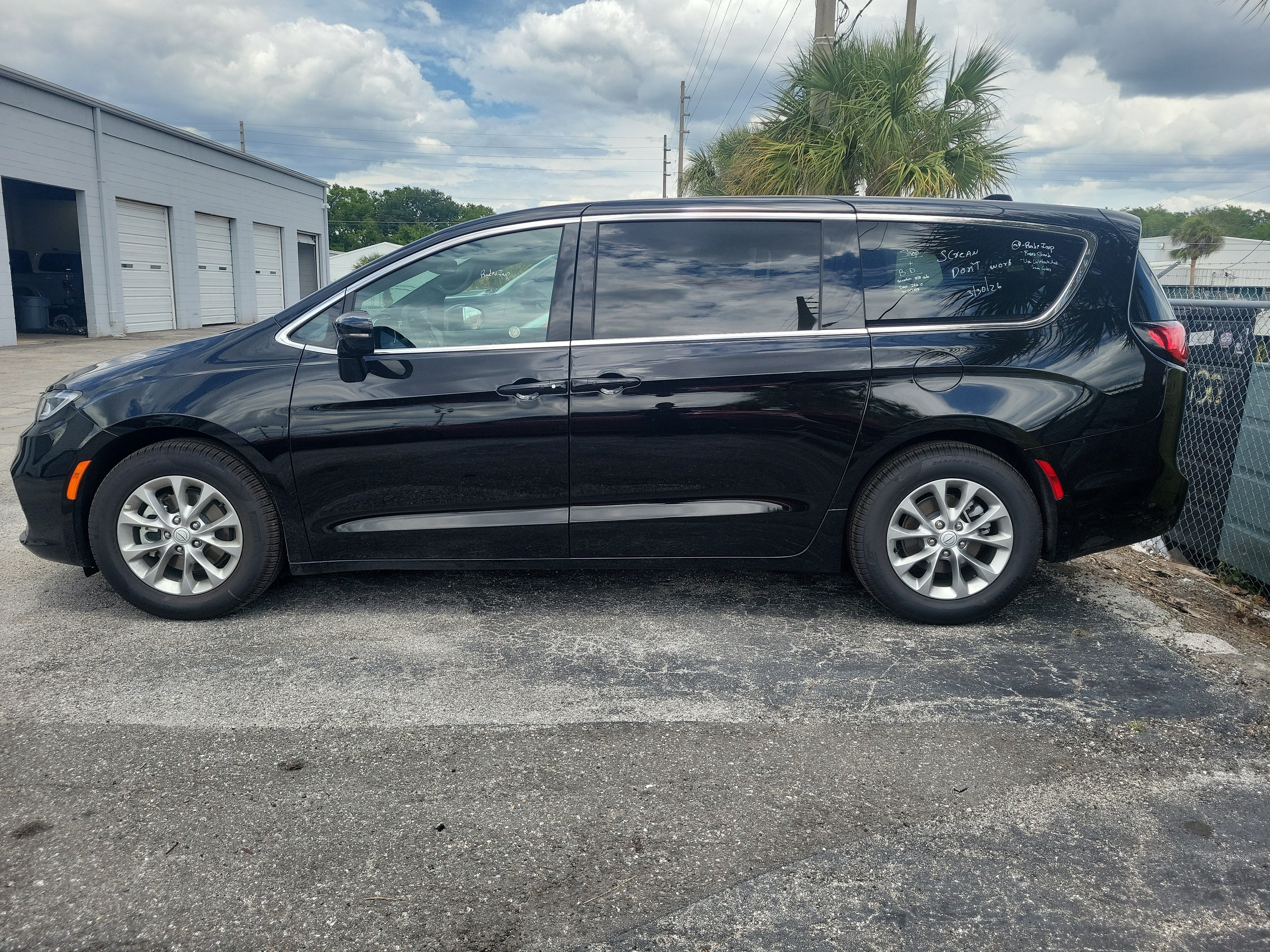 Used 2026 Chrysler Pacifica Limited FWD image 9