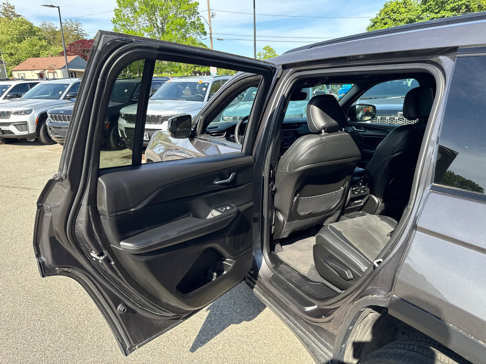 Used 2023 Jeep Grand Cherokee L Laredo AWD/4WD image 27