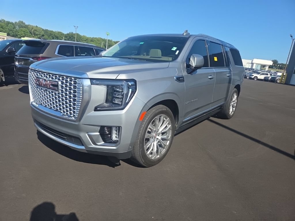 Used 2024 GMC Yukon XL Denali w/ Denali Reserve Package AWD/4WD image 3