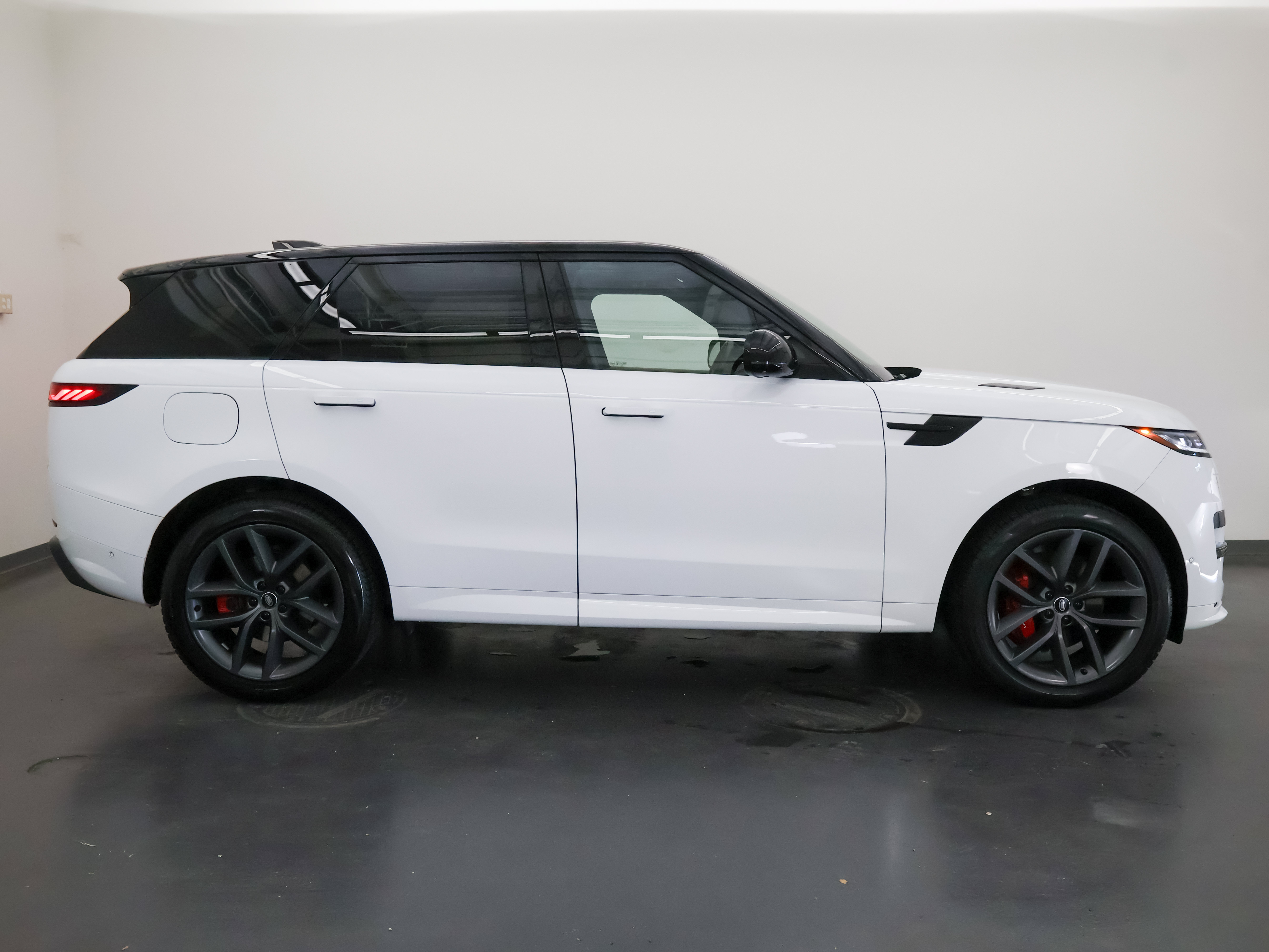 Used 2024 Land Rover Range Rover Sport Dynamic SE AWD/4WD image 2