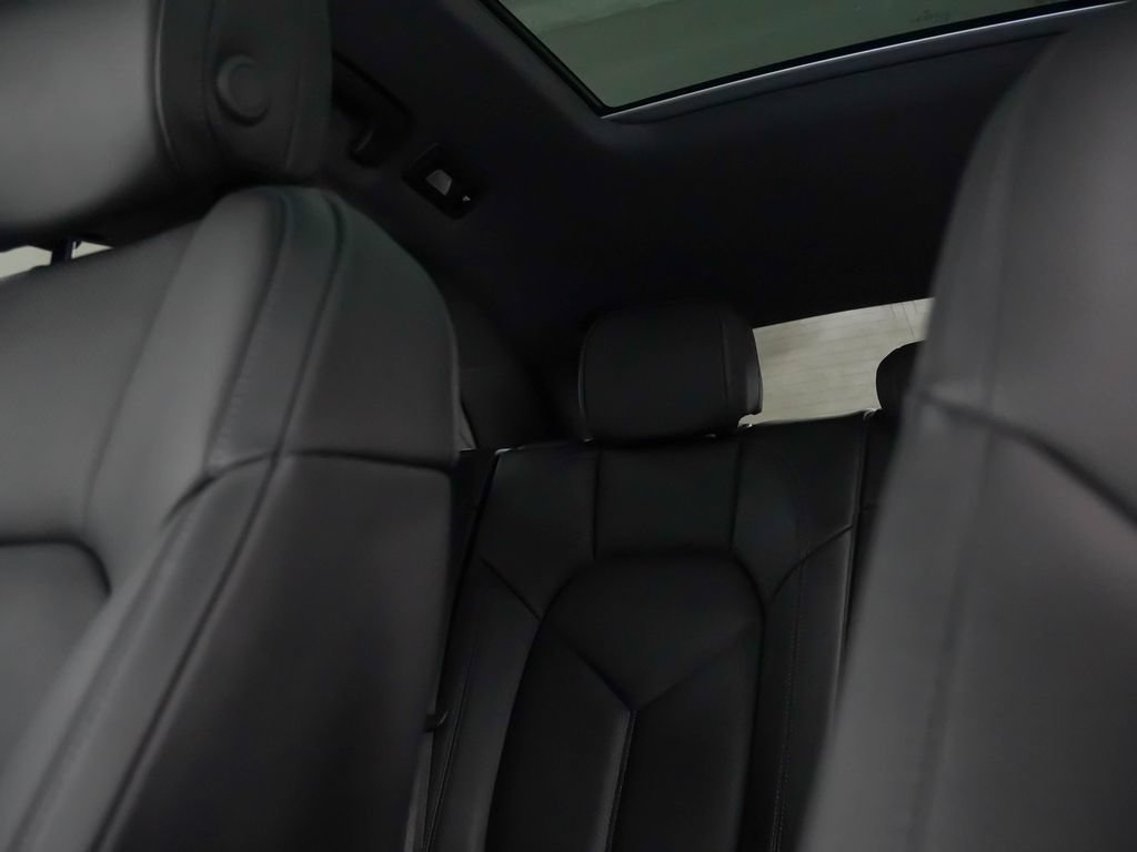 Certified 2026 Porsche Macan AWD/4WD image 34