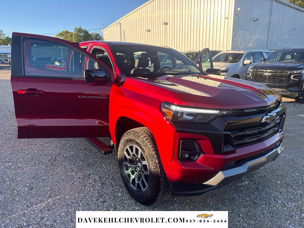 Used 2025 Chevrolet Colorado Z71 w/ Technology Package AWD/4WD image 39