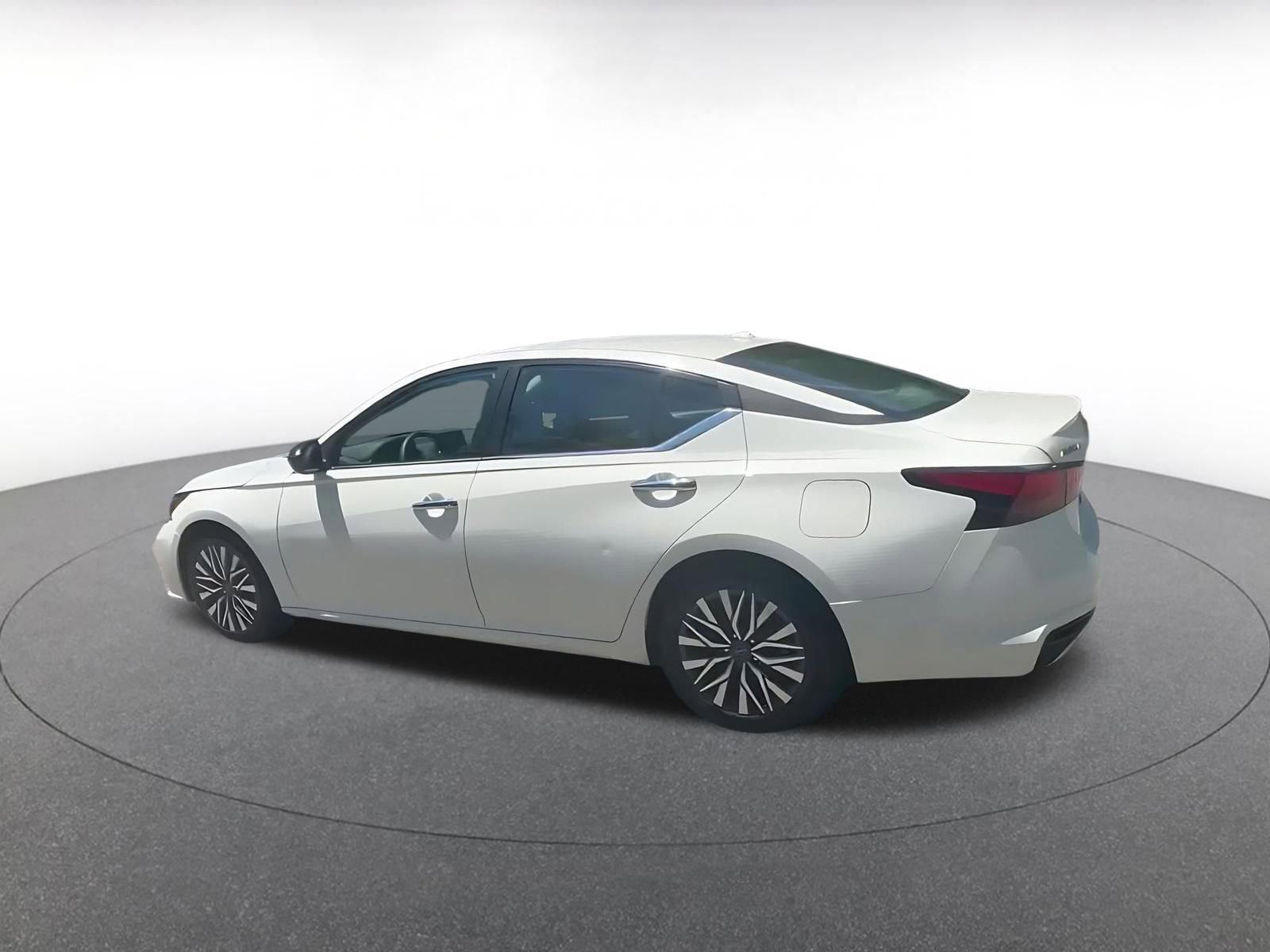 Used 2025 Nissan Altima 2.5 SV FWD image 10