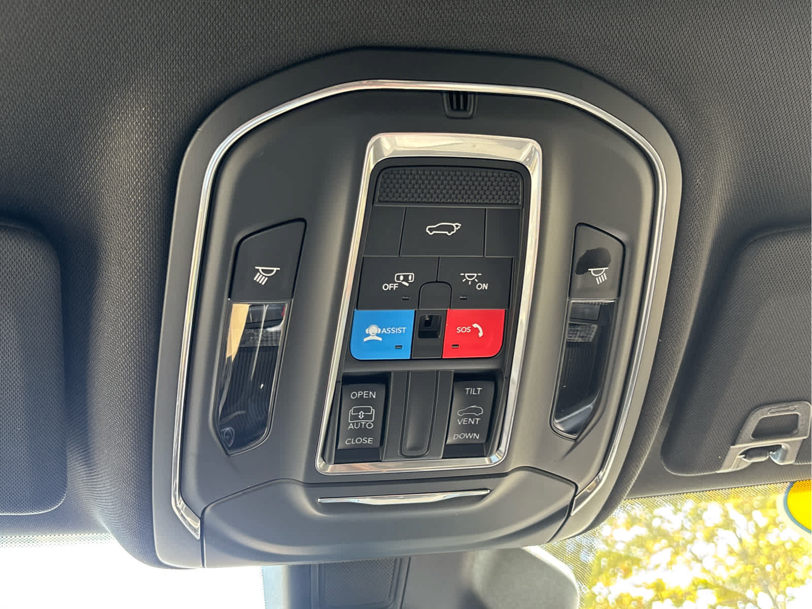 Used 2025 Jeep Grand Cherokee Altitude AWD/4WD image 36