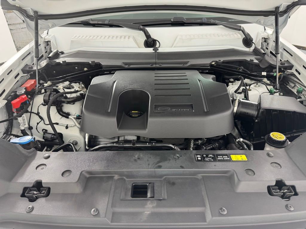 Used 2023 Land Rover Defender 130 SE image 24