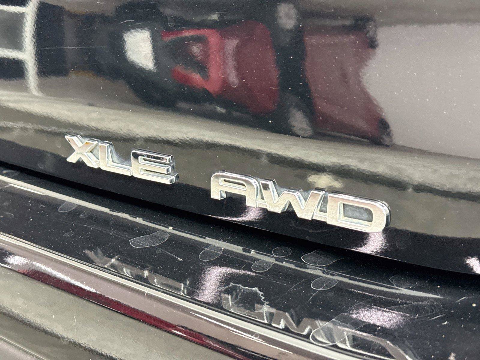 Used 2021 Toyota Highlander XLE AWD/4WD image 14