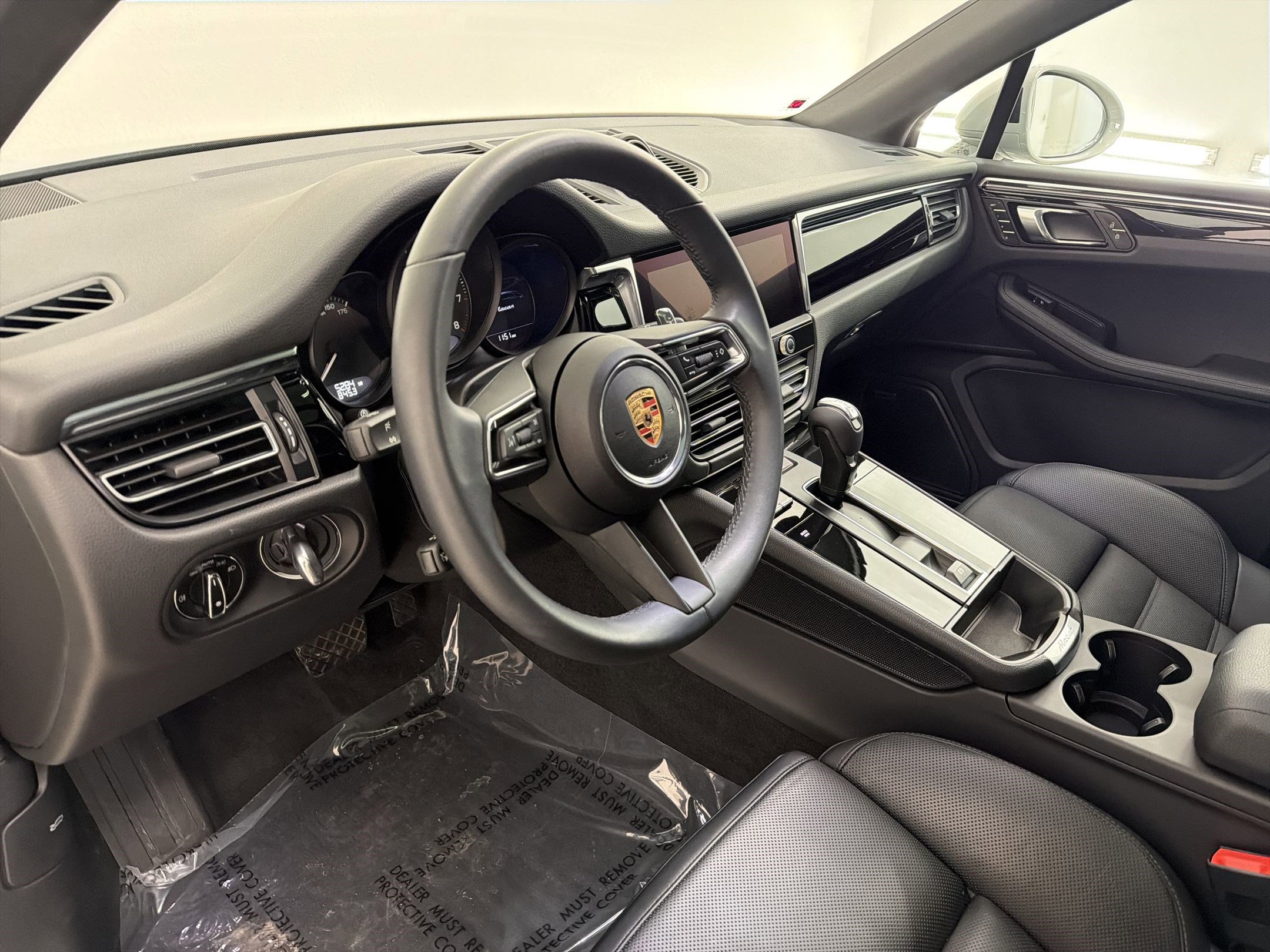 Used 2025 Porsche Macan AWD/4WD image 4
