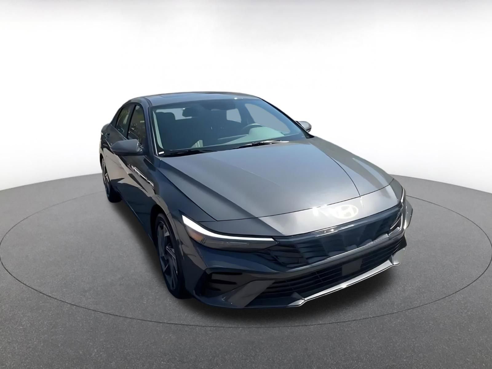 Used 2025 Hyundai Elantra SEL image 3