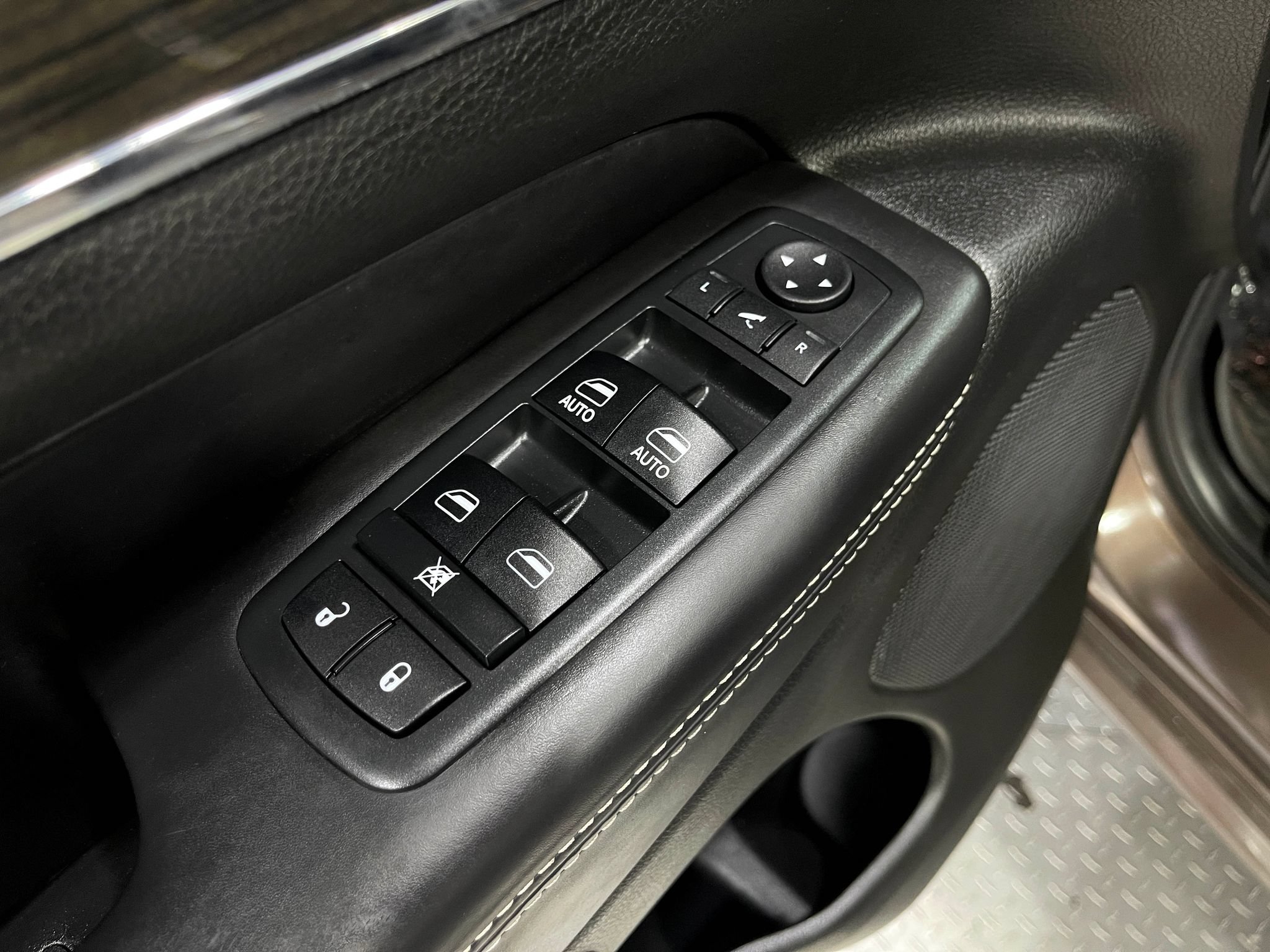 Used 2017 Jeep Grand Cherokee Overland AWD/4WD image 16