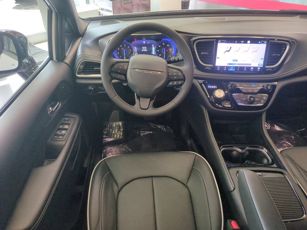 New 2027 Chrysler Pacifica Limited FWD image 15